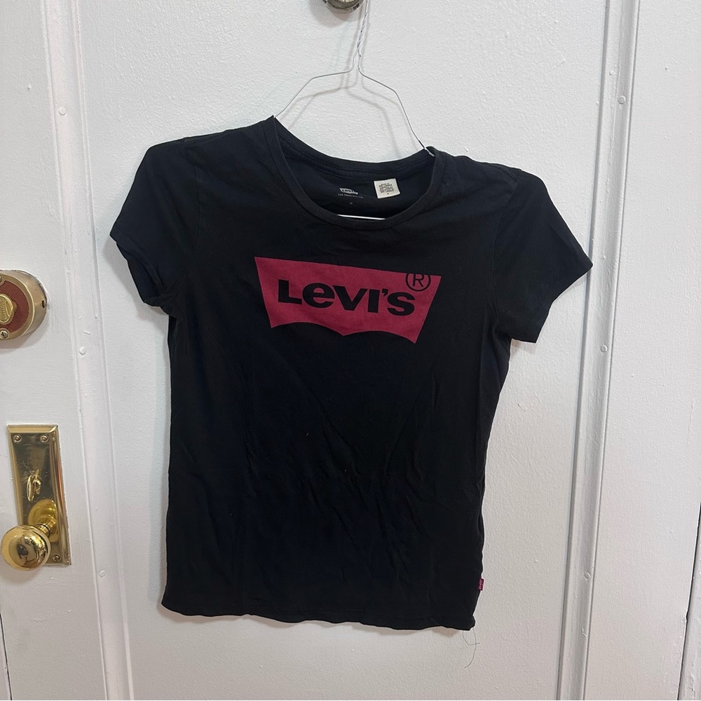 Black and red women’s Levi T-shirt